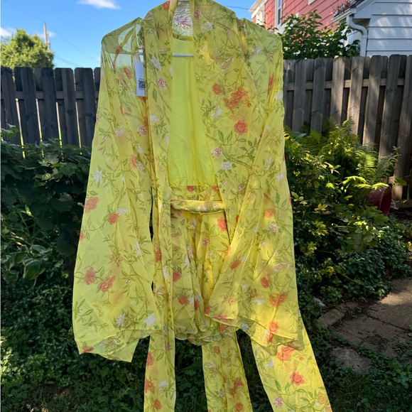 Forever 21 Floral Chiffon Bell-Sleeve Romper size large - Picture 4 of 5